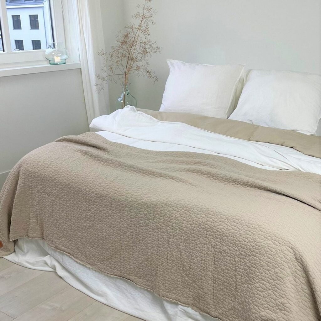 Caroline beige sprei met romantische kantjes