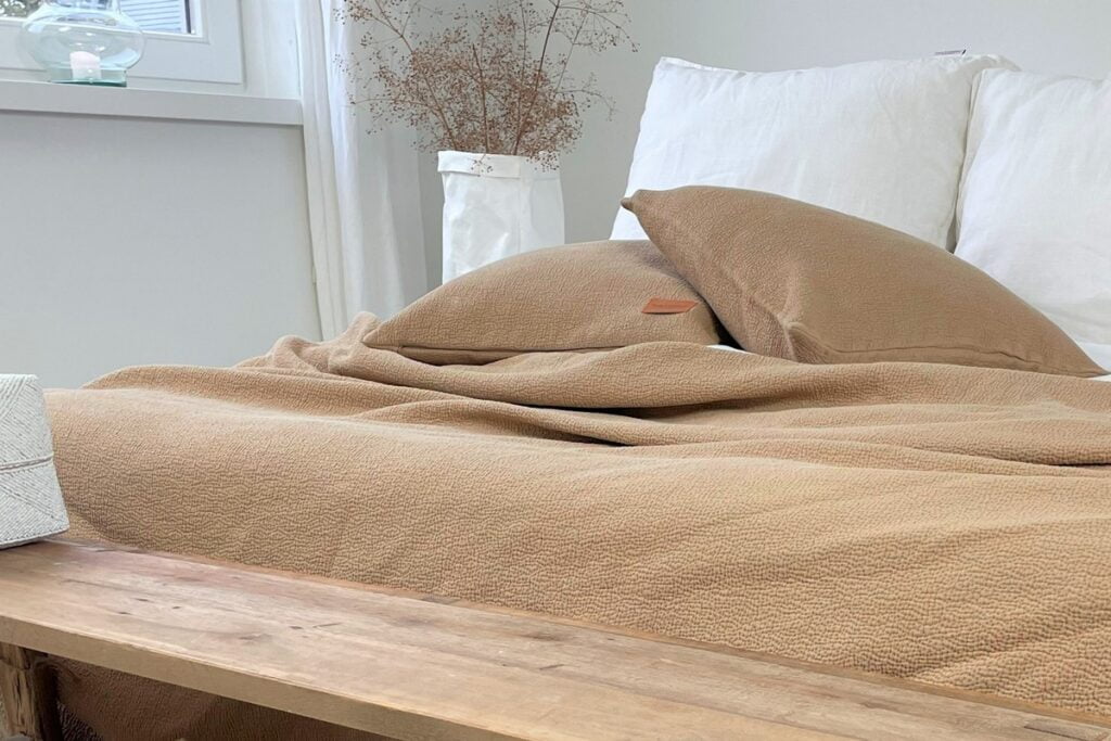 Hunter sprei beige zand bed sprei town and country